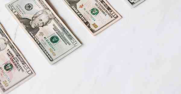 人工智能机器人和人谈恋爱