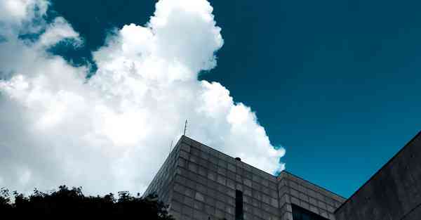 人工智能机器人和人谈恋爱