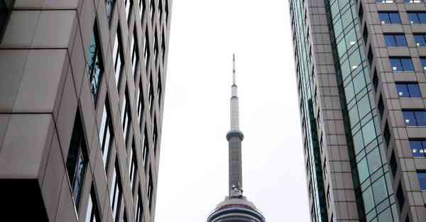 智能无人送餐机器人实景