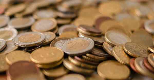 人工智能机器人和人谈恋爱