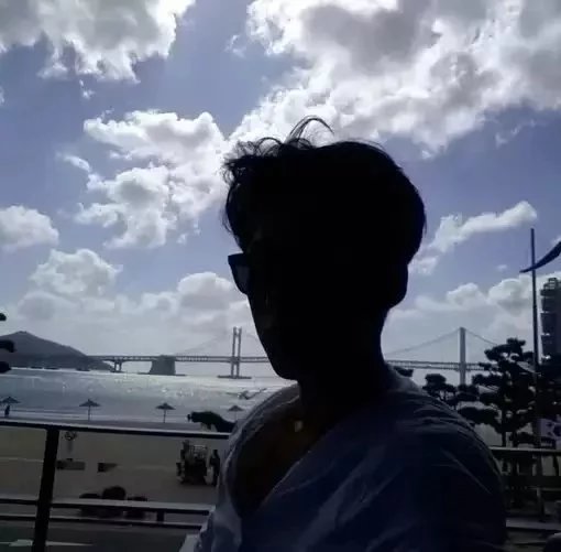 施真彩荷